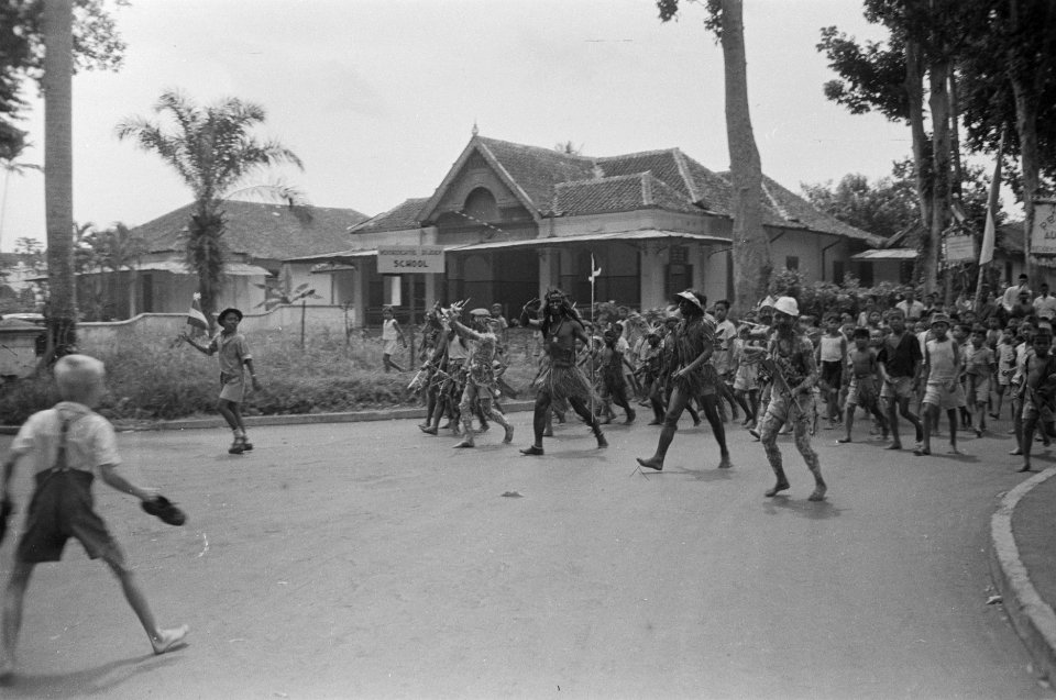 Viering verjaardag koningin Wilhelmina. Optocht. verklede figuren voeren een st…, Bestanddeelnr 350-3-5