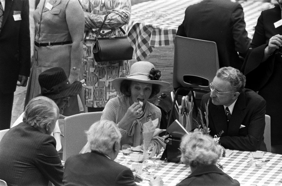 Viering Zilveren Regeringsjubileum van Koningin Juliana in Den Haag , koffiemaal, Bestanddeelnr 926-6674