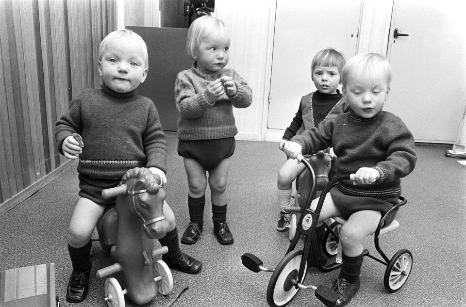 Vierling Verheul uit Bodegraven 5 maart a.s. twee jaar v.l.n.r. Marcel, Rienke,, Bestanddeelnr 924-3147