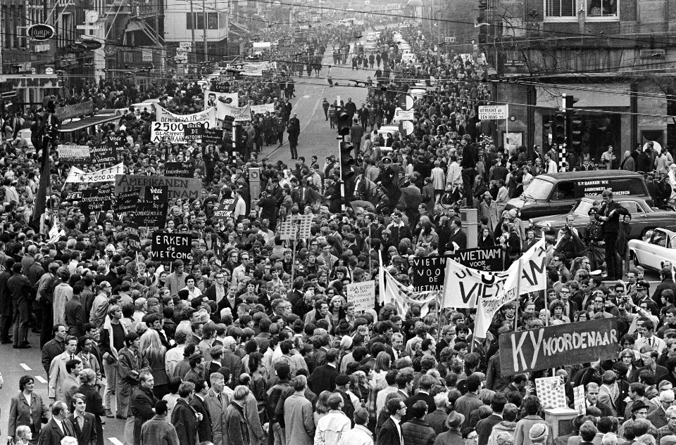 Vietnamdemonstratie in Amsterdam. Aan het hoofd van de stoet Piet Nak en zijn kl, Bestanddeelnr 920-8009