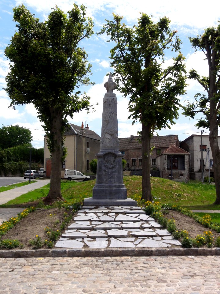 Vieux-Reng (Nord, Fr) monument aux morts