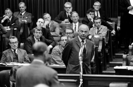 Vietnamdebat in Tweede Kamer . Den Uyl interrumpeerde op achtergrond Van Mierlo , Bestanddeelnr 920-6361