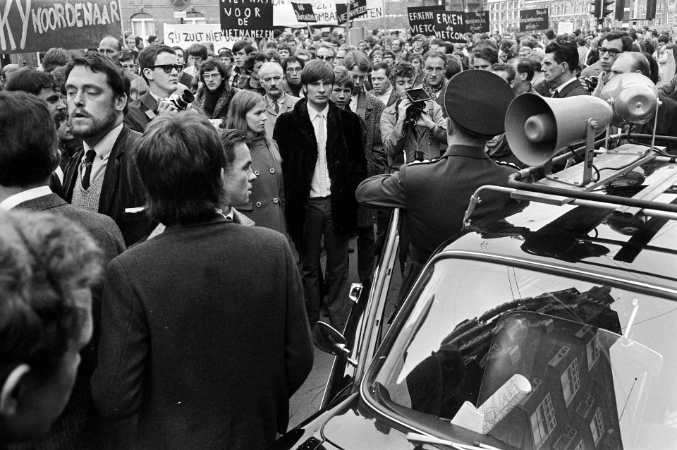 Vietnamdemonstratie in Amsterdam. Aan het hoofd van de stoet Piet Nak en zijn kl, Bestanddeelnr 920-8006