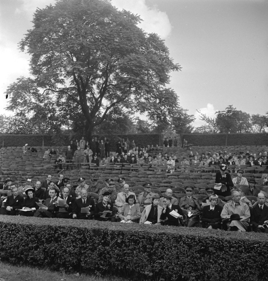 Viering van de 64e verjaardag van koningin Wilhelmina in Regents Park. Buitenla…, Bestanddeelnr 935-2538