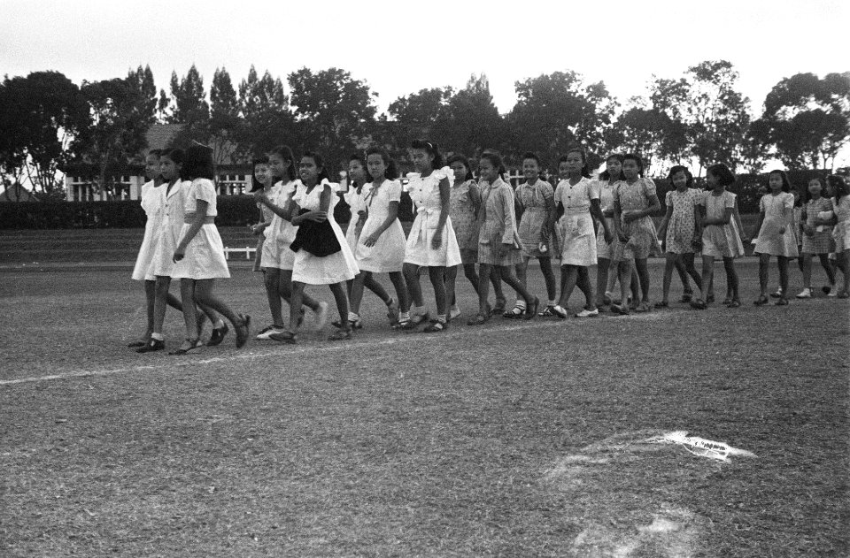 Viering regeringsjubileum Koningin Wilhelmina. Groep Indonesische meisjes op een, Bestanddeelnr 7171