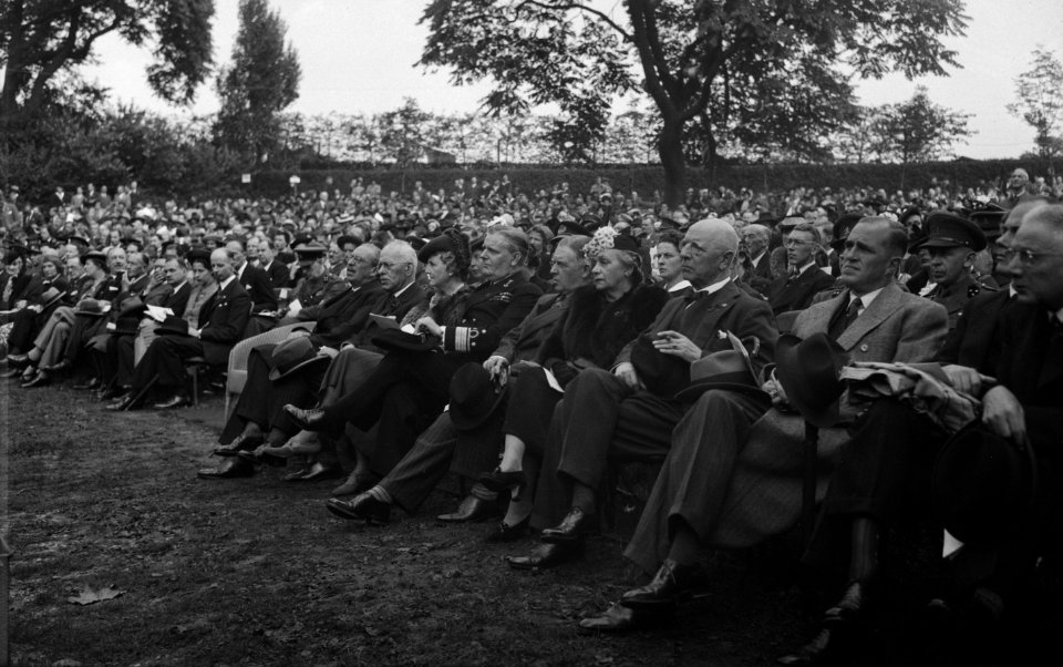 Viering van de 61e verjaardag van koningin Wilhelmina in Regents Park te Londen., Bestanddeelnr 935-1698