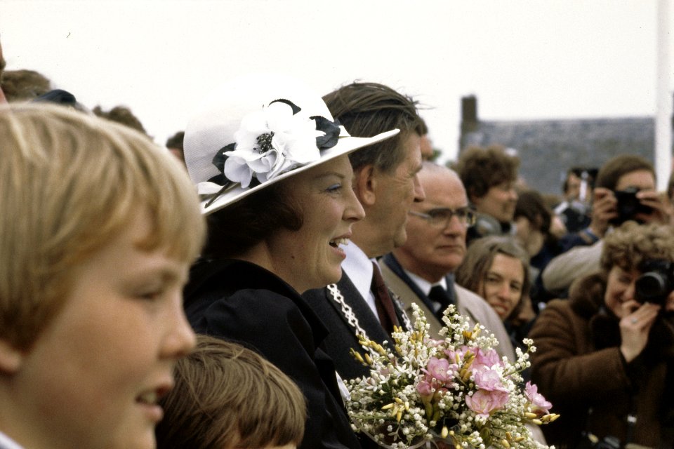 Viering Koninginnedag in Veere Koningin Beatrix kijkt naar een dansgroep in kle, Bestanddeelnr 253-8538