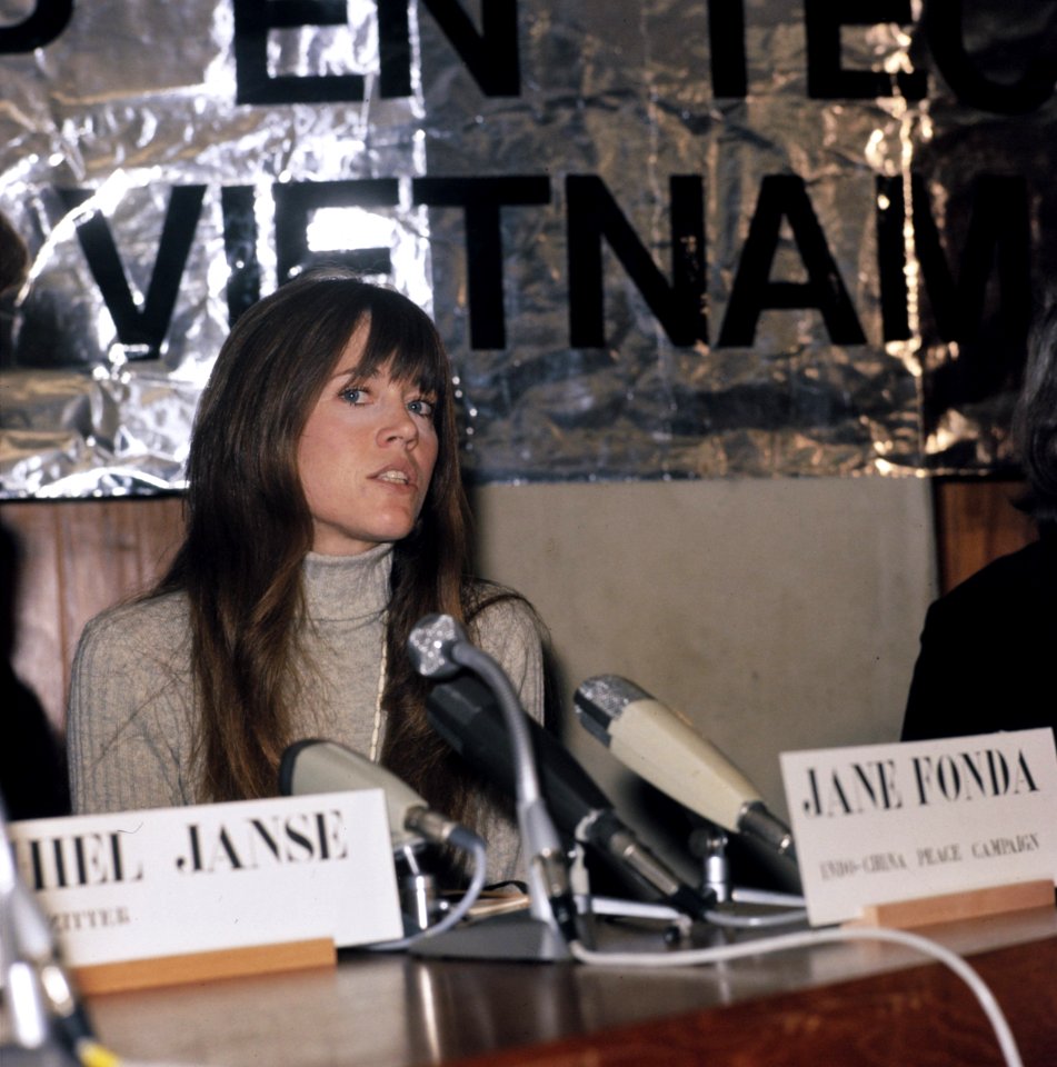 Vietnambijeenkomst in cultureel Centrum De Lindenberg te Nijmegen Jane Fonda …, Bestanddeelnr 254-9553