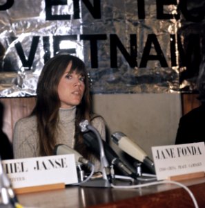Vietnambijeenkomst in cultureel Centrum De Lindenberg te Nijmegen Jane Fonda …, Bestanddeelnr 254-9553