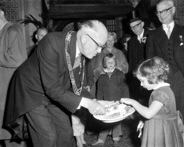 Viering Leidens ontzet, Burgemeester Van Kinschot laat zijn kleindochter van de , Bestanddeelnr 914-3733