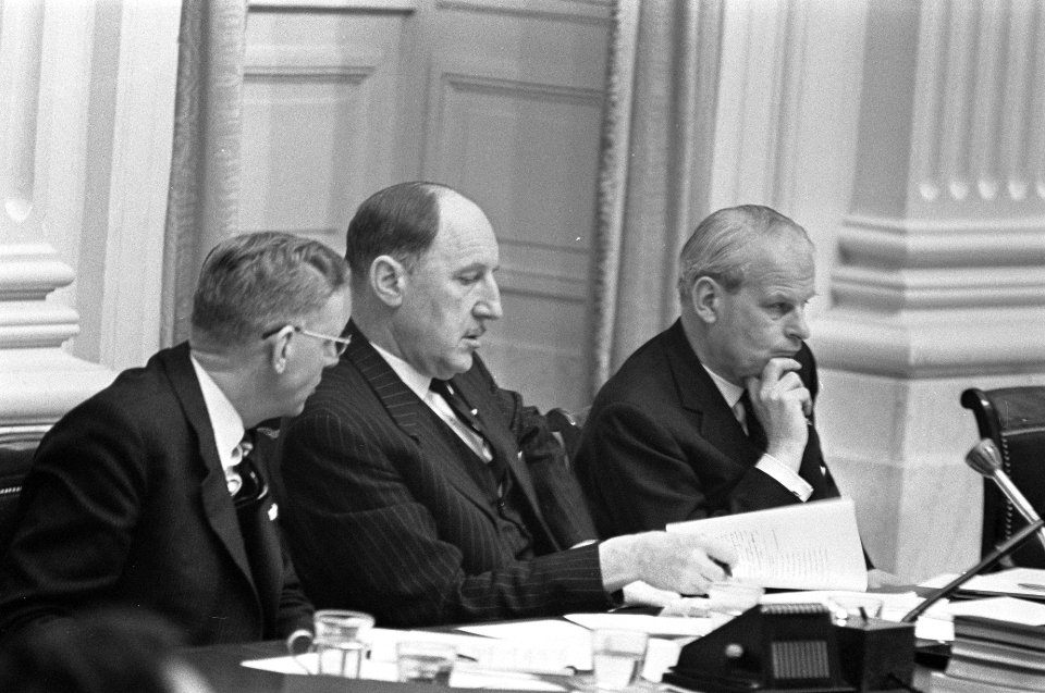 Vietnam-debat in Tweede Kamer , regeringstafel, Bestanddeelnr 921-0507