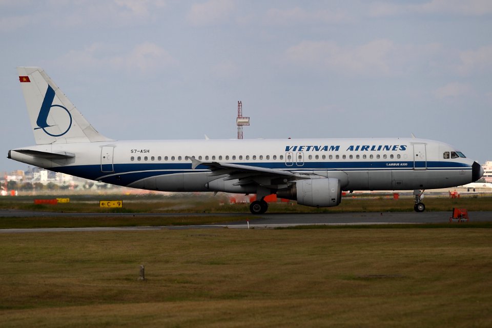 VietnamAirlines A320 fukuoka 20051030105630