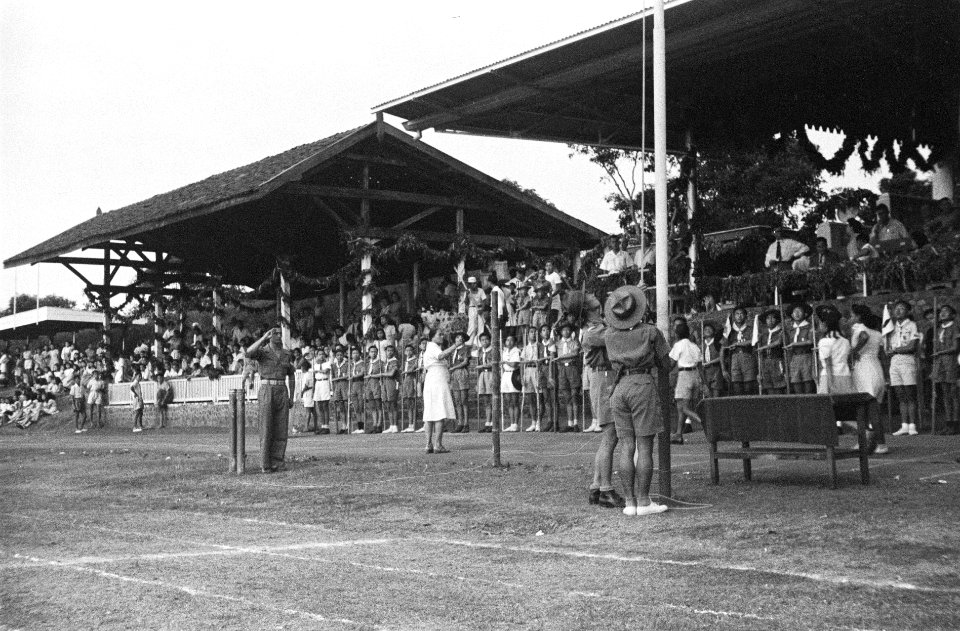 Viering regeringsjubileum Koningin Wilhelmina.Padvinders in stadion. Vlag wordt , Bestanddeelnr 7173