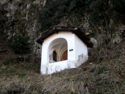 Vierte Kreuzwegstation auf dem Weg zur Kalvarienbergkapelle in Salurn 1