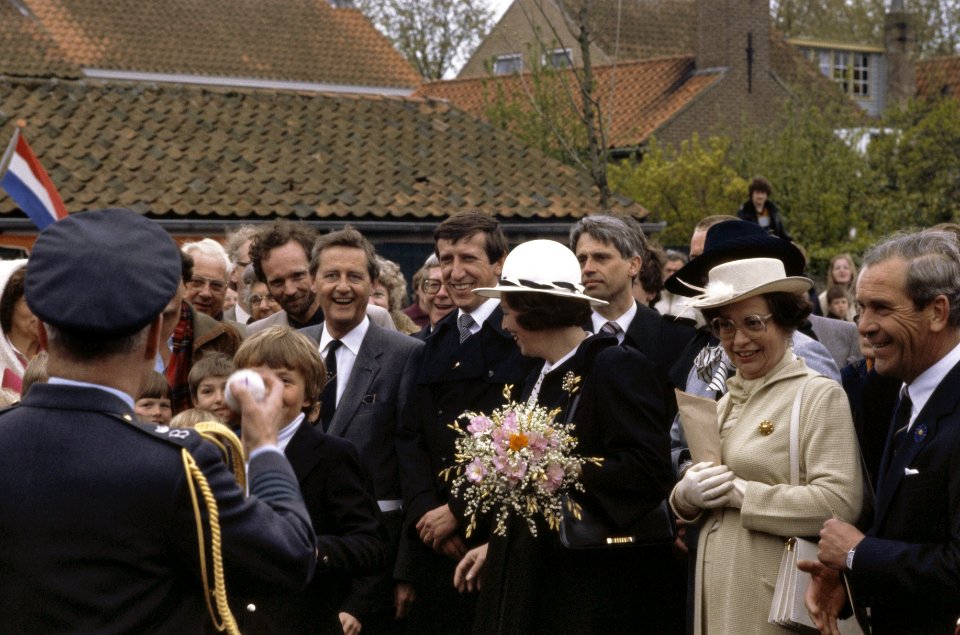 Viering Koninginnedag in Veere Koningin Beatrix lopend door Veere, Bestanddeelnr 253-8537