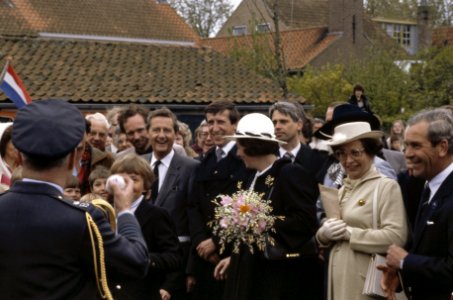 Viering Koninginnedag in Veere Koningin Beatrix lopend door Veere, Bestanddeelnr 253-8537