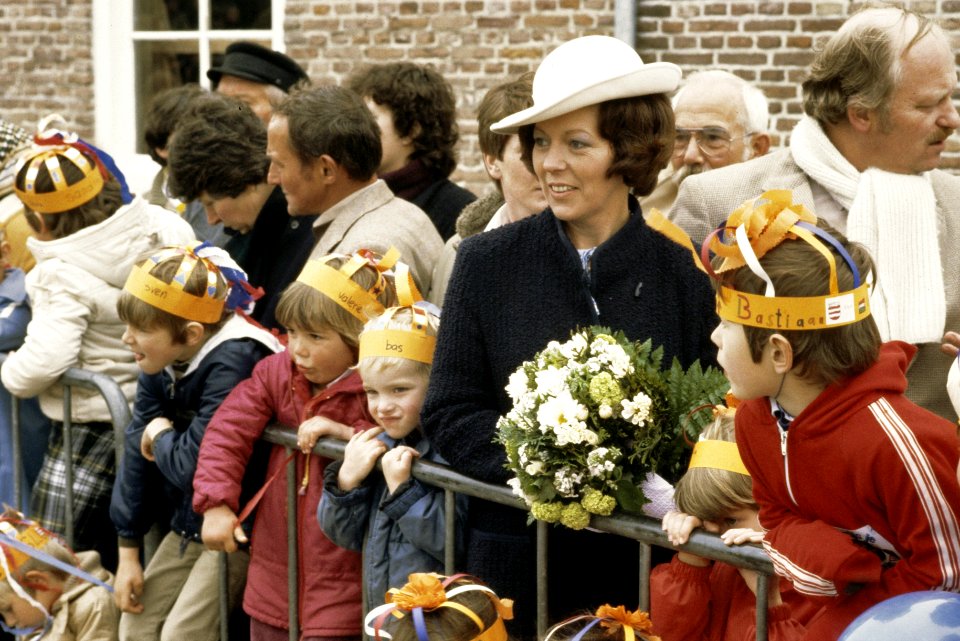 Viering Koninginnedag in Veere nr. 12a vrouwen in klederdracht van Zeeland, d, Bestanddeelnr 253-8534