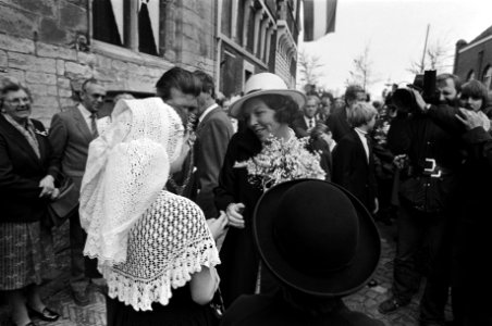 Viering Koninginnedag in Veere, tijdens de wandeling door Veere begroet Beatrix enkele mensen, Bestanddeelnr 931-4616