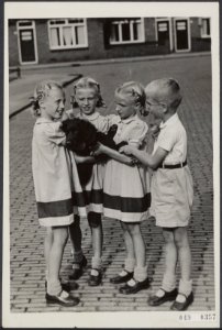 Vierlingen, kinderen, honden, Kiffers, Dorothea, Kiffers, Elly, Kiffers, Rini, K, Bestanddeelnr 049-0357