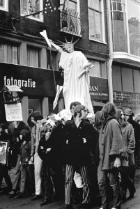 Vietnam-demonstratie in Amsterdam. Het vrijheidsbeeld werd in de stoet meegedrag, Bestanddeelnr 920-9502