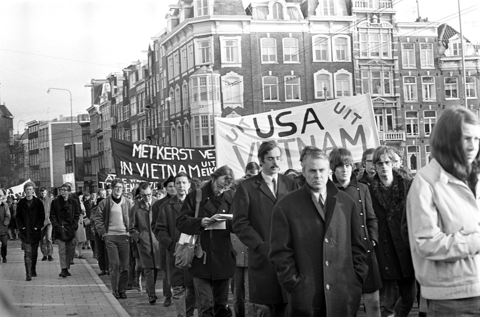 Vietnam-demonstratie in Amsterdam. De stoet met spandoeke, Bestanddeelnr 920-9501