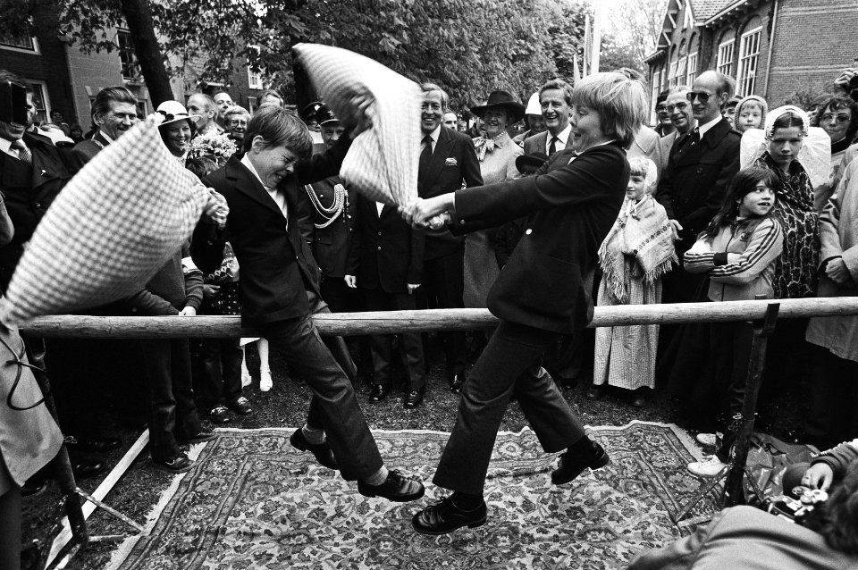 Viering Koninginnedag in Veere, Prins Constantijn (l) en Willem-Alexander deden mee aan een kussengevecht, Bestanddeelnr 931-4609