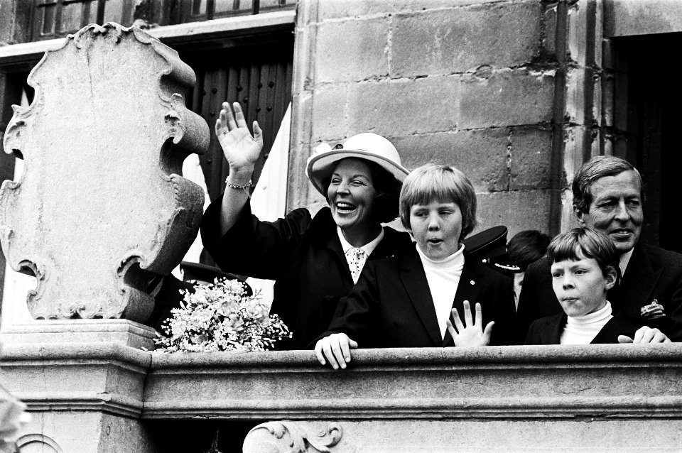 Viering Koninginnedag in Veere, op bordes stadhuis Veere, Koningin Beatrix , Wil, Bestanddeelnr 931-4605