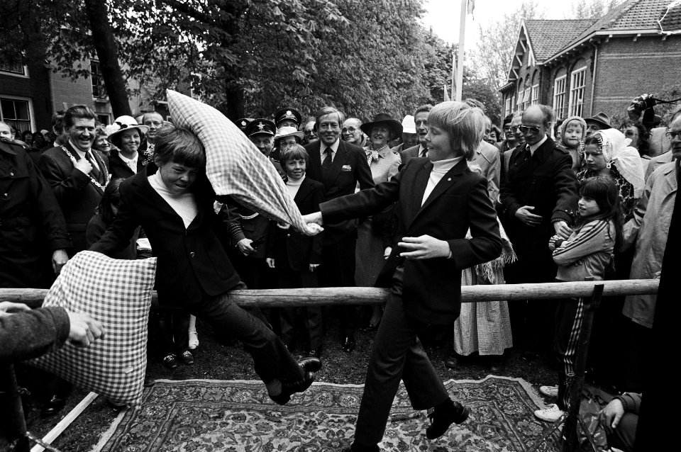 Viering Koninginnedag in Veere, no 20a Prins Constantijn en Willem-Alexander tijdens een kussengevecht op de balk, Bestanddeelnr 931-4623