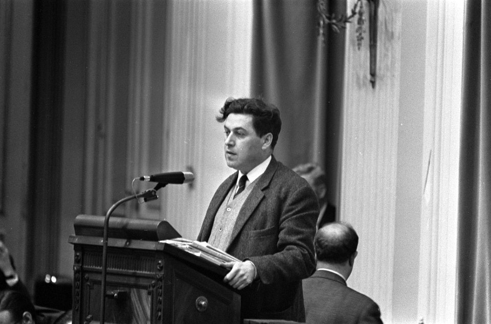 Vietnam-debat in Tweede Kamer , Van der Spek (PSP) aan het woord, Bestanddeelnr 921-0506