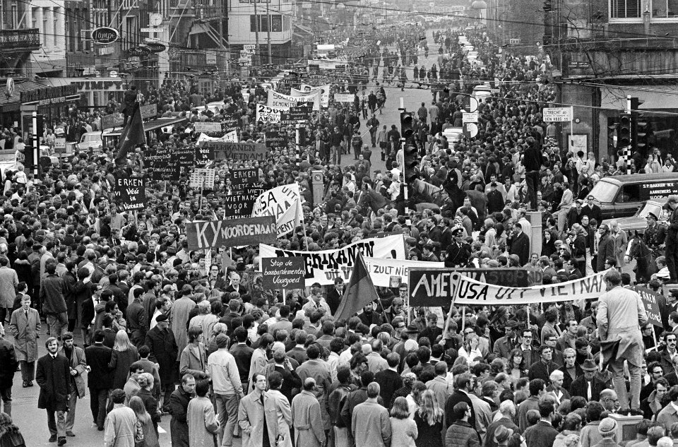 Vietnamdemonstratie in Amsterdam. Een lange stoet trekt over Damrak, Bestanddeelnr 920-8001