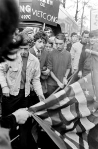 Vietnamdemonstratie in Amsterdam. Aan het hoofd van de stoet Piet Nak en zijn kl, Bestanddeelnr 920-8008