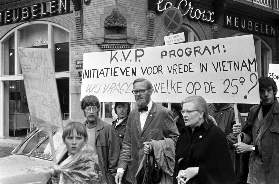 Vietnam-demonstratie in Amsterdam. Dhr. Boetes en echtgenote in de stoet, Bestanddeelnr 920-6116
