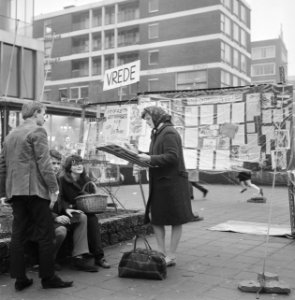 Vietnamdemonstratie in Rotterdam. Hier bij het Amerikaans consulaat in de Hoogst, Bestanddeelnr 920-9451