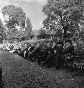 Viering van de 64e verjaardag van koningin Wilhelmina in Regents Park. Leden van, Bestanddeelnr 935-2534