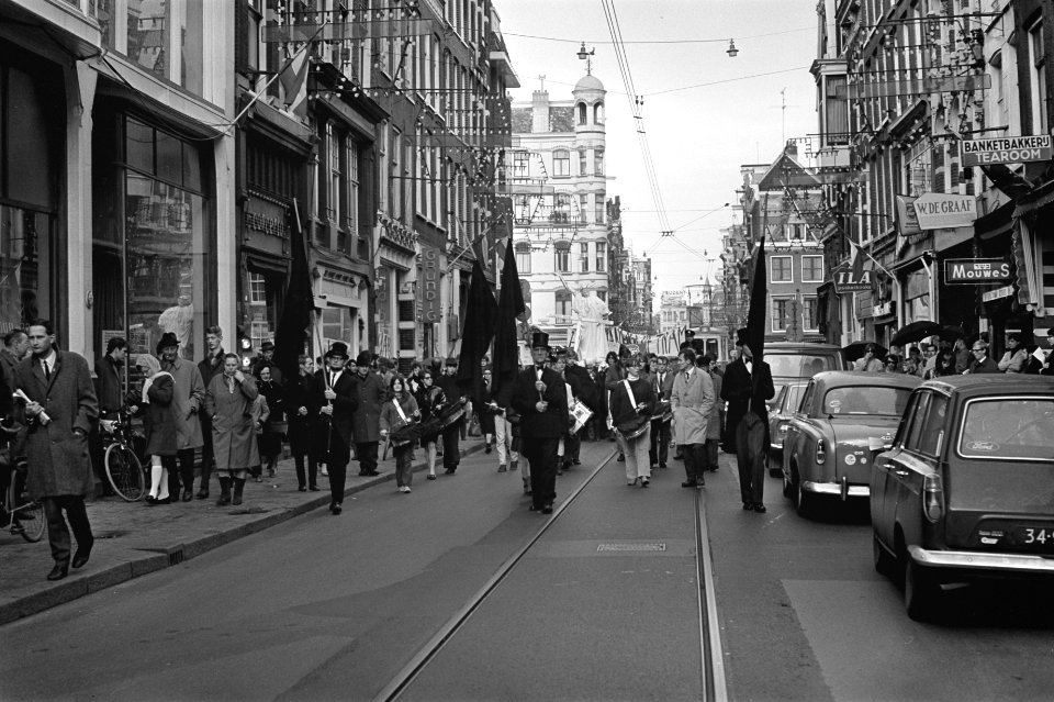 Vietnam-demonstratie in Amsterdam. Het vrijheidsbeeld werd in de stoet meegedrag, Bestanddeelnr 920-9503