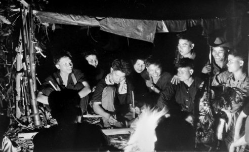 Vietcongsoldaten doen in de avond spelletje in het centrum van Zuid Vietnam, Bestanddeelnr 918-0890