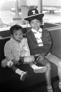 Vietnamese kinderen na medische behandeling, naar Vietnam vertrek van Schiphol , Bestanddeelnr 922-7099