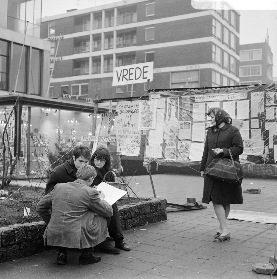 Vietnamdemonstratie in Rotterdam. Hier bij het Amerikaans consulaat in de Hoogst, Bestanddeelnr 920-9452