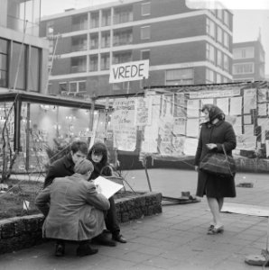 Vietnamdemonstratie in Rotterdam. Hier bij het Amerikaans consulaat in de Hoogst, Bestanddeelnr 920-9452