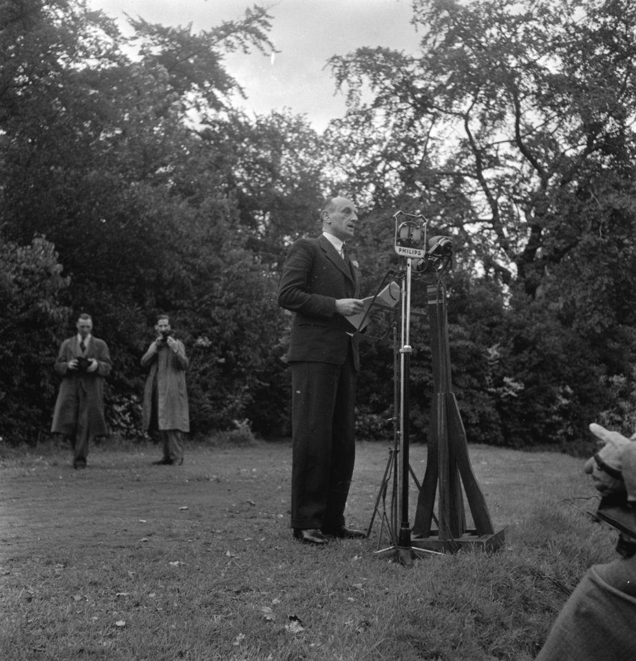Viering van de 64e verjaardag van koningin Wilhelmina in Regents Park. Toespraak, Bestanddeelnr 935-2531