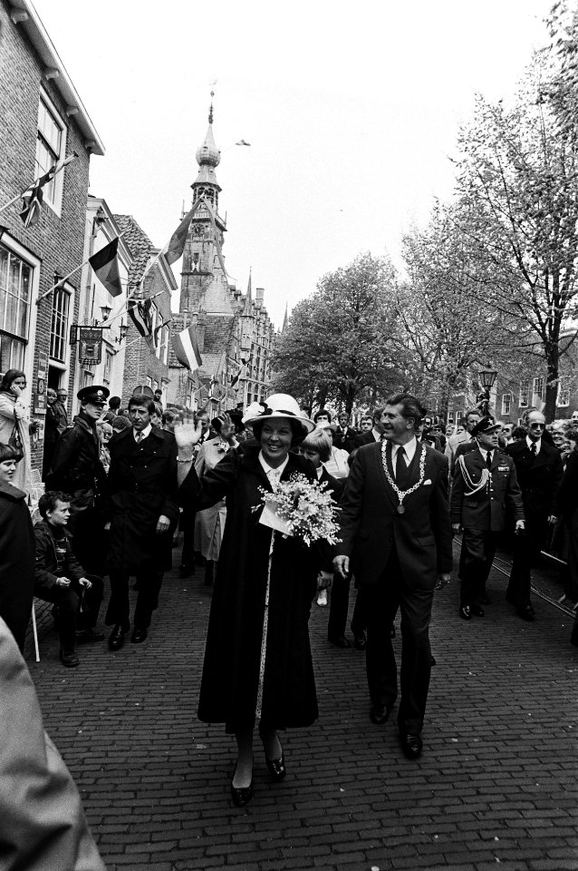 Viering Koninginnedag in Veere, koninklijke gezin wandelen door Veere, Bestanddeelnr 931-4612