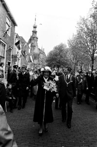 Viering Koninginnedag in Veere, koninklijke gezin wandelen door Veere, Bestanddeelnr 931-4612