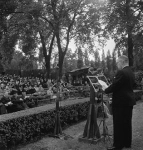 Viering van de 64e verjaardag van koningin Wilhelmina. Toespraak van dr. van P. , Bestanddeelnr 935-2539