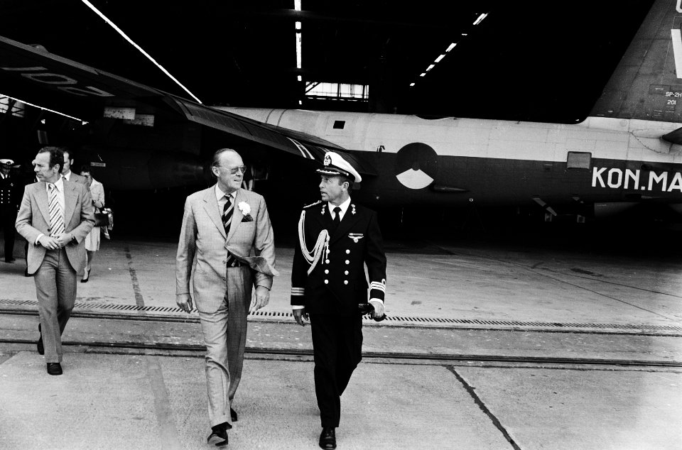 Viering van 40 jarig bestaan vliegtuigsquadron 320 vd Marine op vliegveld Valke, Bestanddeelnr 930-8423