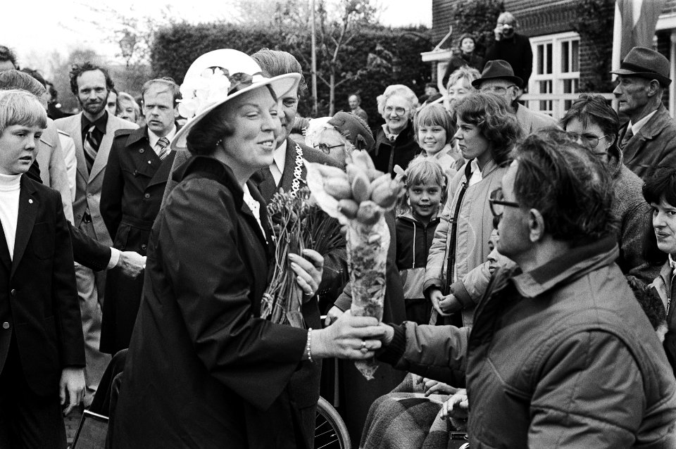 Viering Koninginnedag in Veere, tijdens de wandeling door Veere begroet Beatrix enkele mensen, Bestanddeelnr 931-4615