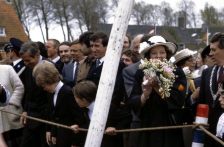 Viering Koninginnedag in Veere Koningin Beatrix lopend door Veere, Bestanddeelnr 253-8536