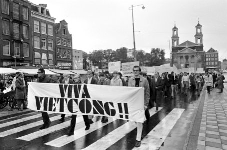 Vietnam-demonstratie in Amsterdam. De stoet met spandoeken door de binnenstad, Bestanddeelnr 920-6115