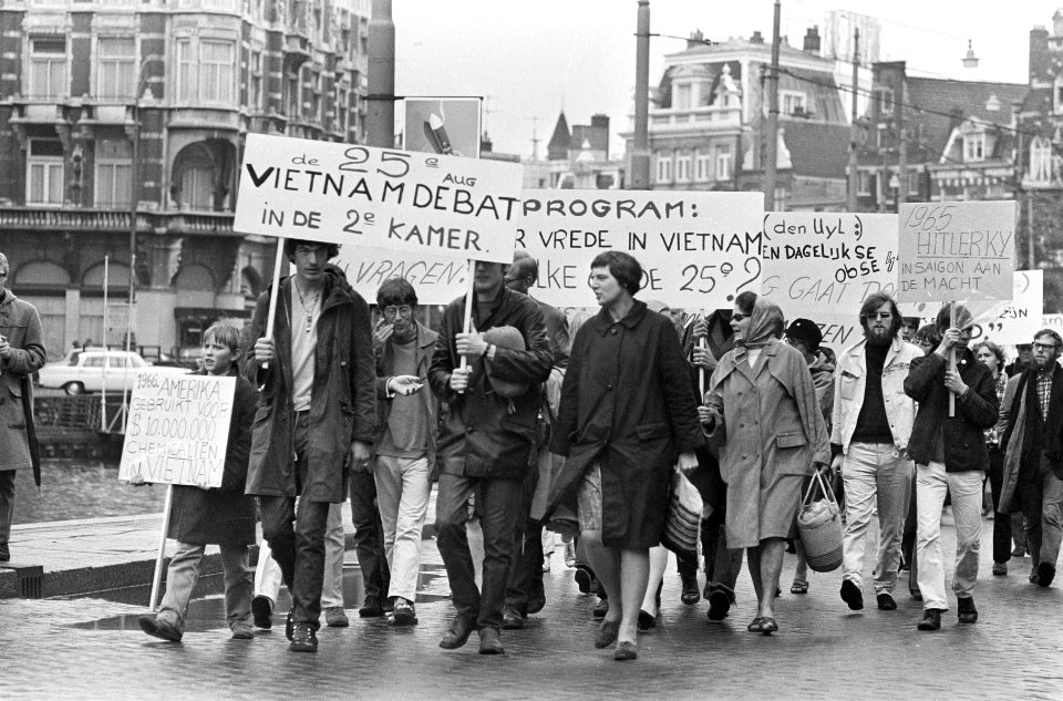 Vietnam-demonstratie in Amsterdam. De stoet met spandoeken door de binnenstad, Bestanddeelnr 920-6114