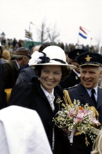 Viering Koninginnedag in Veere Koningin Beatrix lopend door Veere, Bestanddeelnr 253-8535