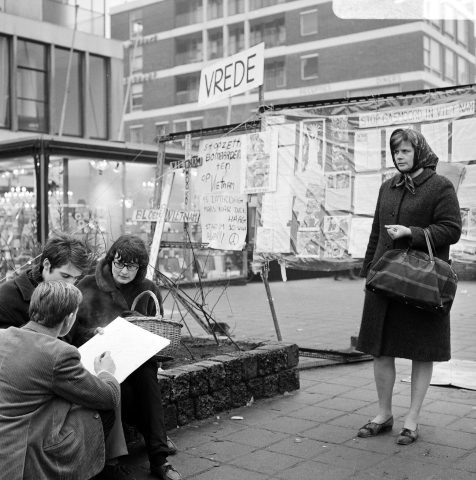 Vietnamdemonstratie in Rotterdam. Hier bij het Amerikaans consulaat in de Hoogst, Bestanddeelnr 920-9453